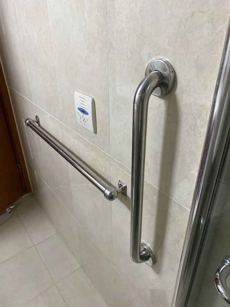 세면대 옆 수직 손잡이